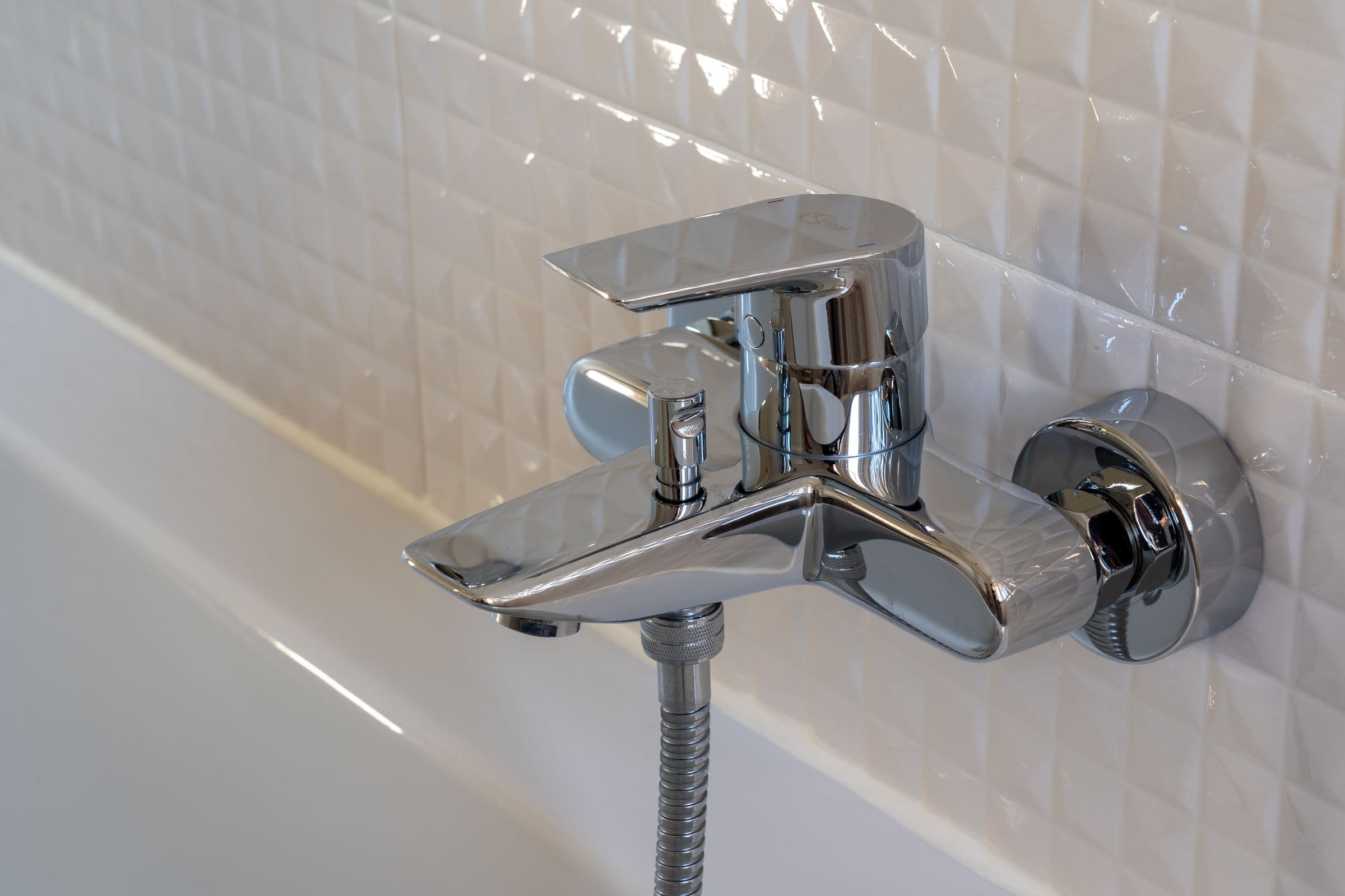 Как почистить смеситель, аэратор и лейку душа: что разрешают Grohe, Hansgrohe, Ideal Standard и Kludi